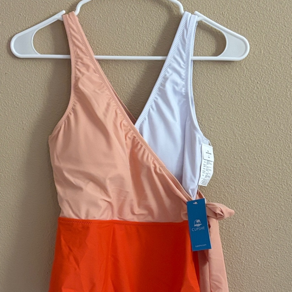 Cupshe One Piece in Peach and Orange new with tags
